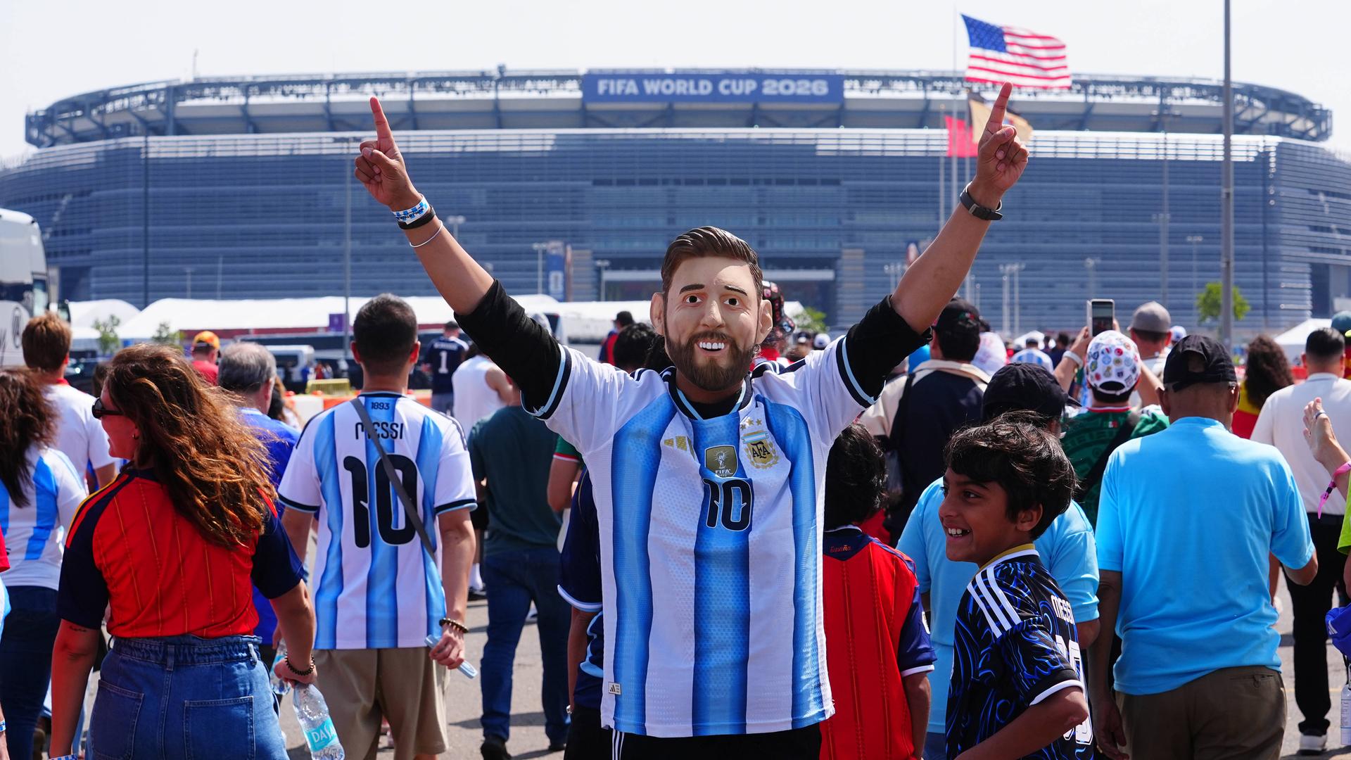 Argentinischer Fan vorm Stadion im Messi-KostÃ¼m | IMAGO / Anadolu Agency