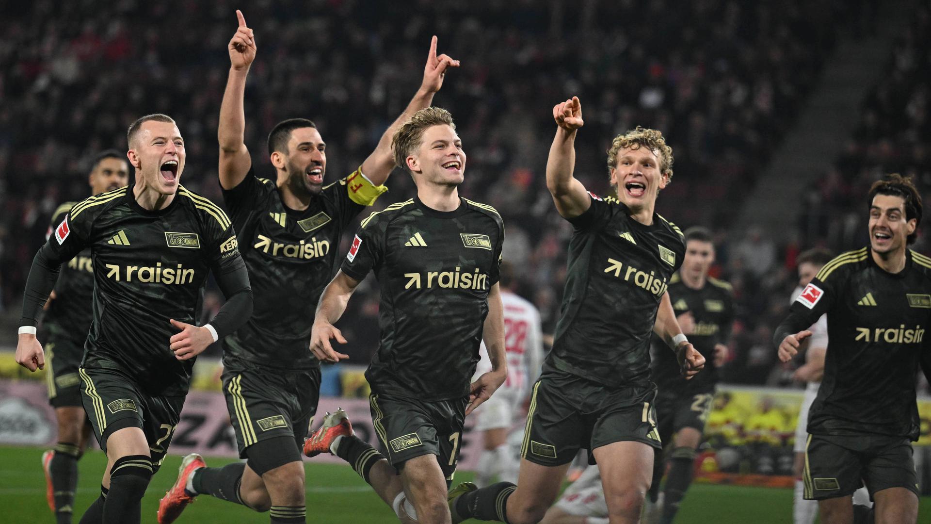 Andras Schäfer (Mitte) bejubelt seinen Siegtreffer in Köln | IMAGO/Jan Huebner