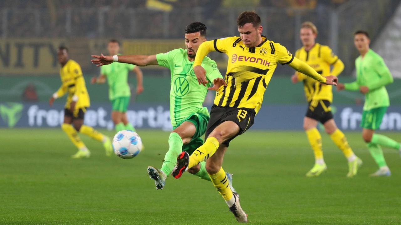 Pascal Groß von Borussia Dortmund im Zweikampf mit Mohammed Amoura vom VfL Wolfsburg | IMAGO/regios24/Simka