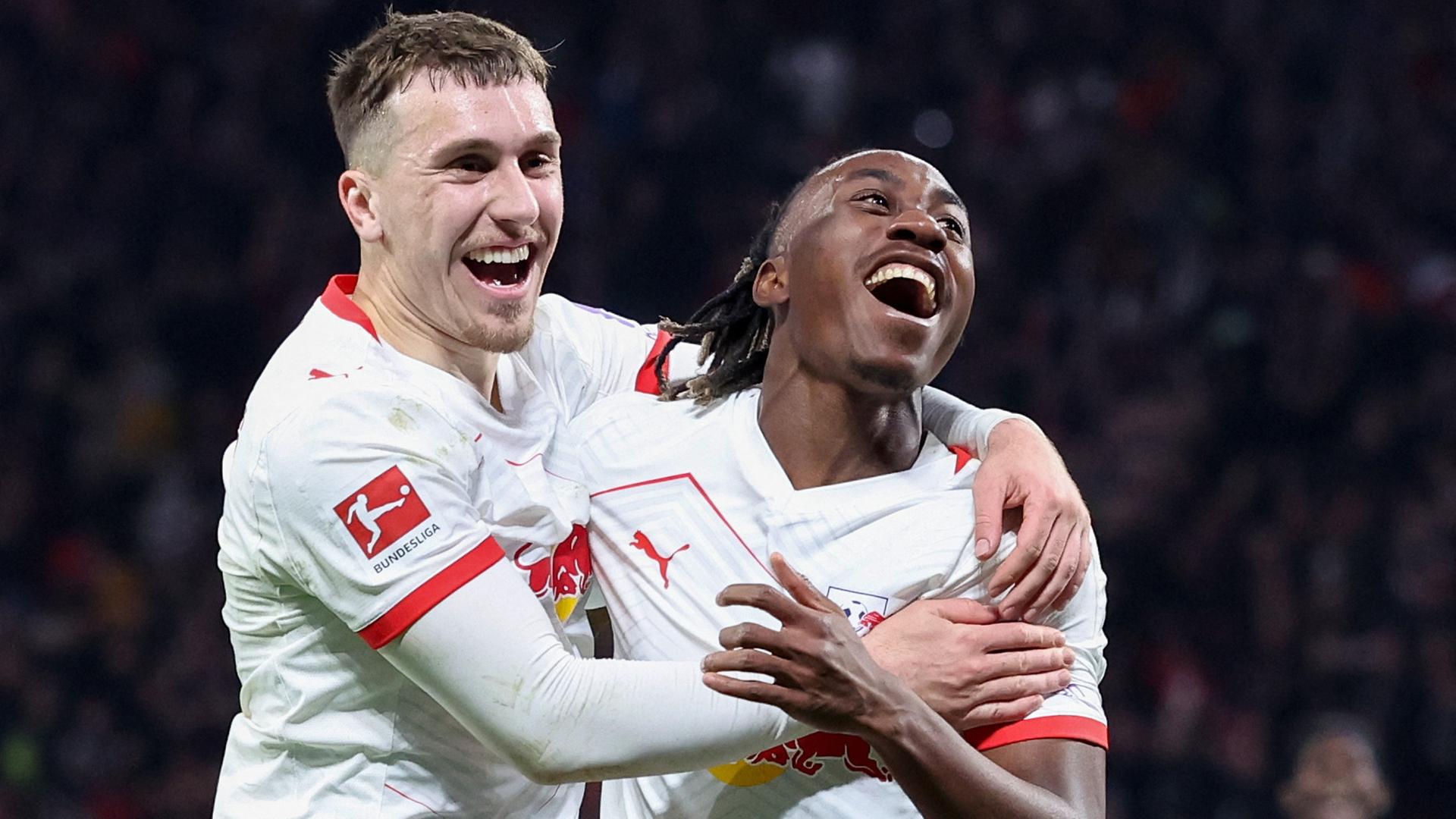 Брайан Груда и Ян Диоманде празднуют