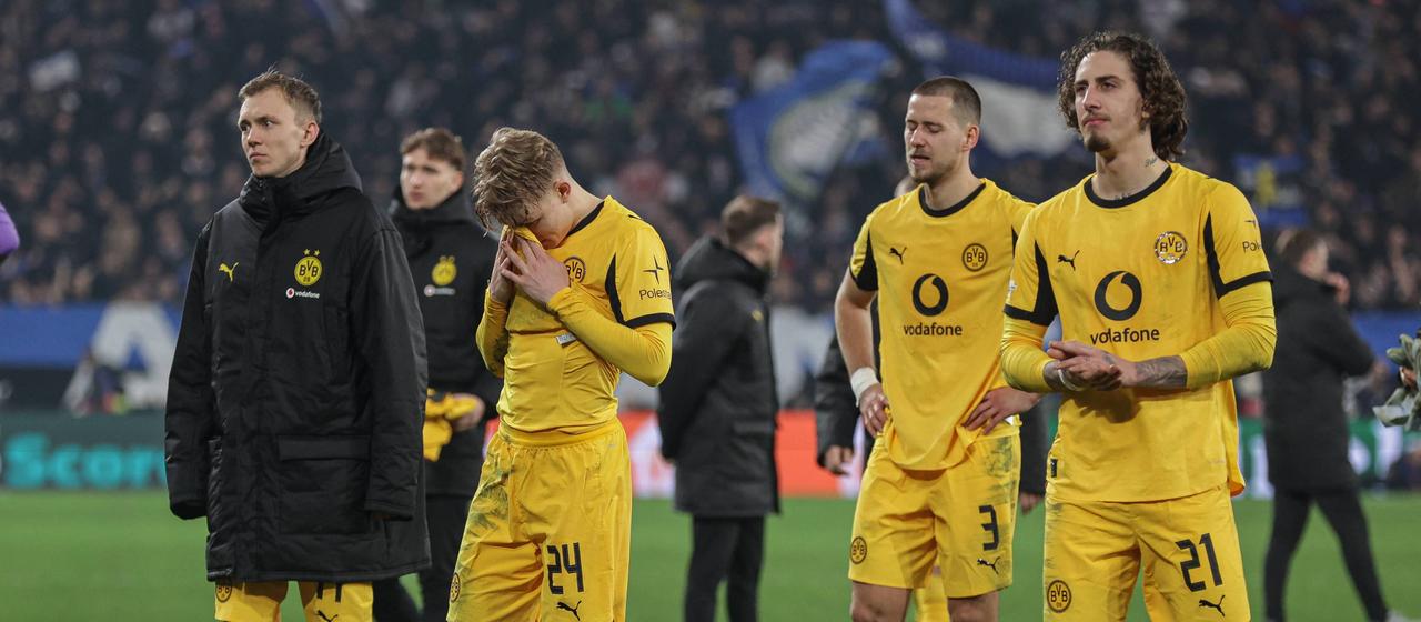 Daniel Svensson und Fabio Silva nach dem Spiel gegen Atalanta Bergamo