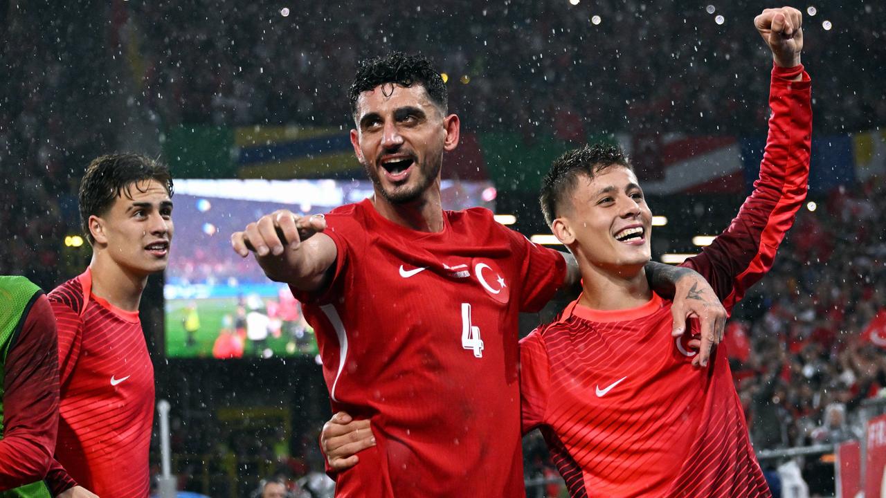 Spieler der Türkei feiern Auftaktsieg mit Fans sportschau.de