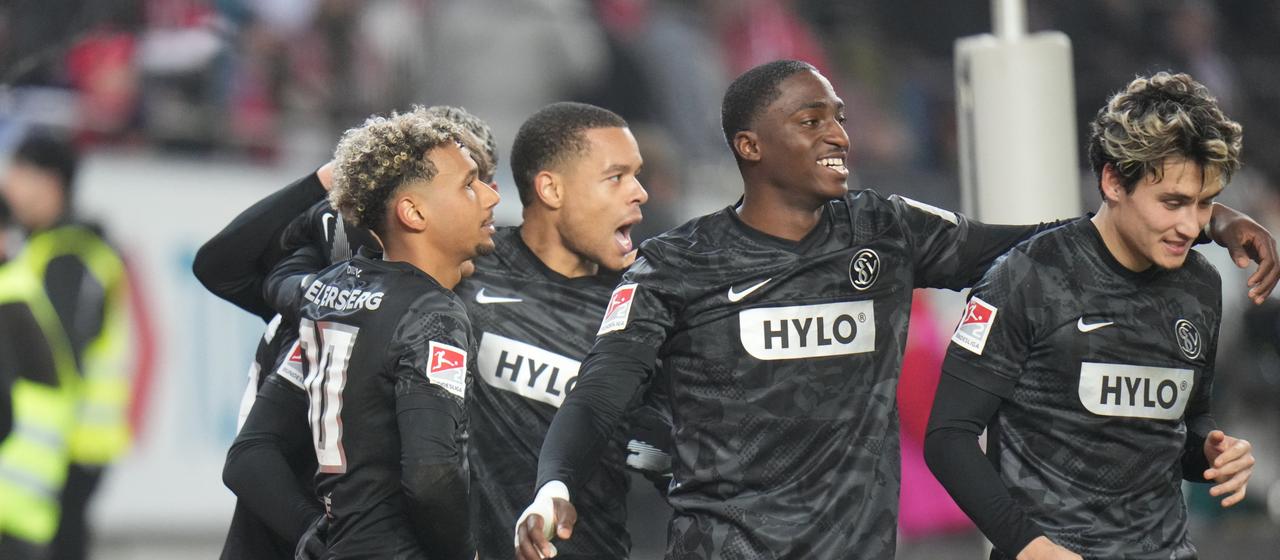 Elversbergs Lukas Petkov bejubelt seinen Treffer mit den Teamkollegen