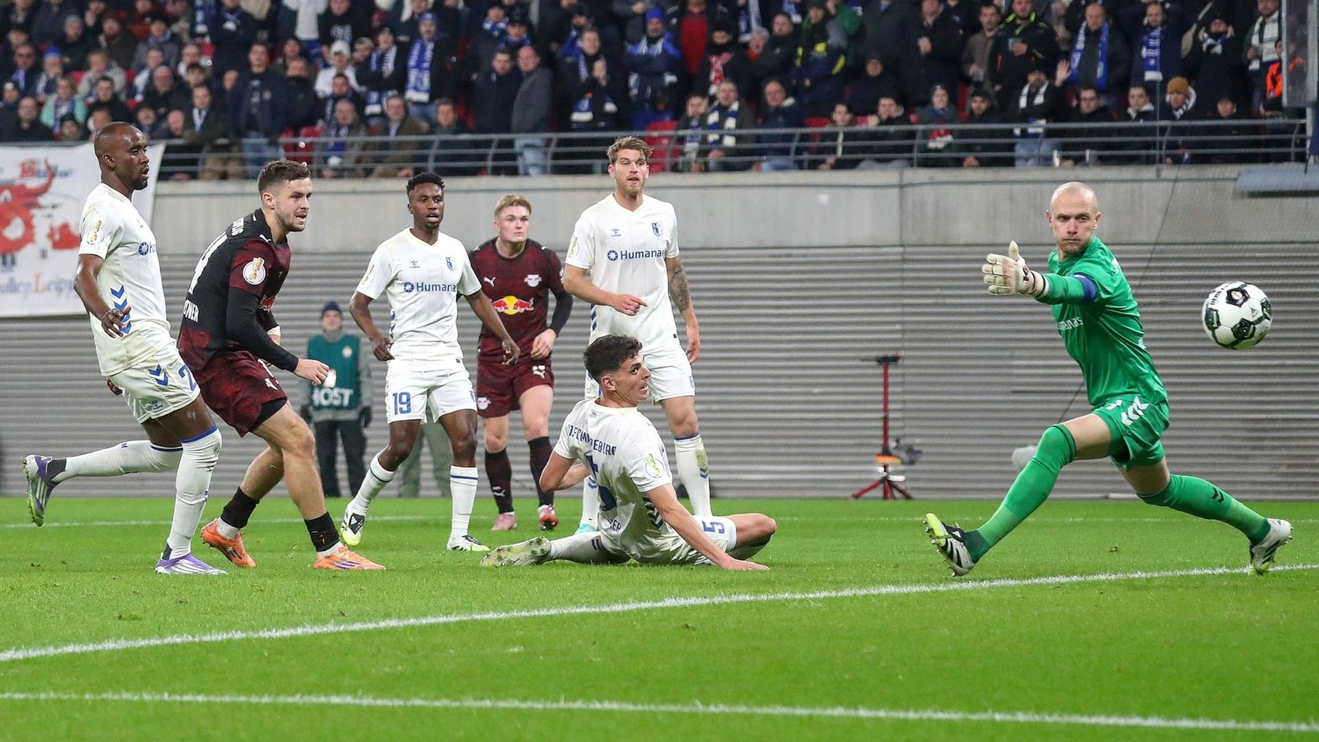 Image for DFB-Pokal-Achtelfinale: Favorit RB Leipzig lässt den 1. FC Magdeburg abblitzen