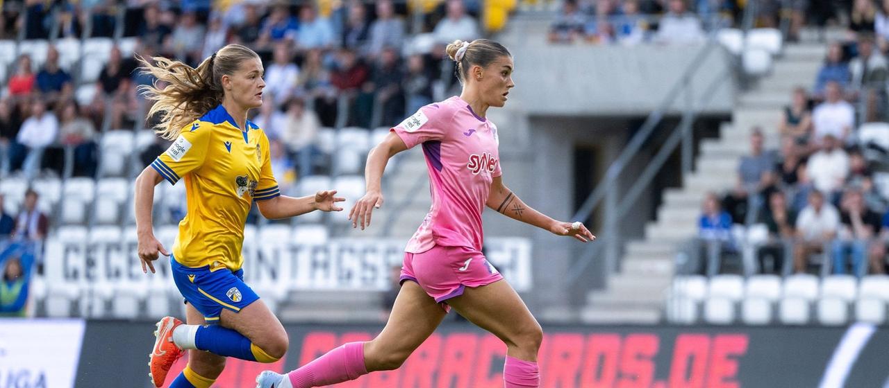 Zwei Fußballerinnen im Kampf um den Ball