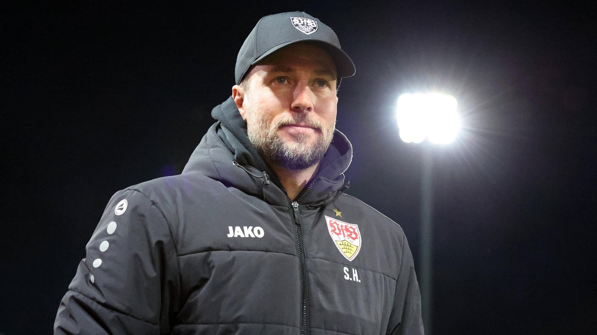 Sebastian Hoeneß mit Flutlicht im Hintergrund | IMAGO, IMAGO / Sportfoto Rudel