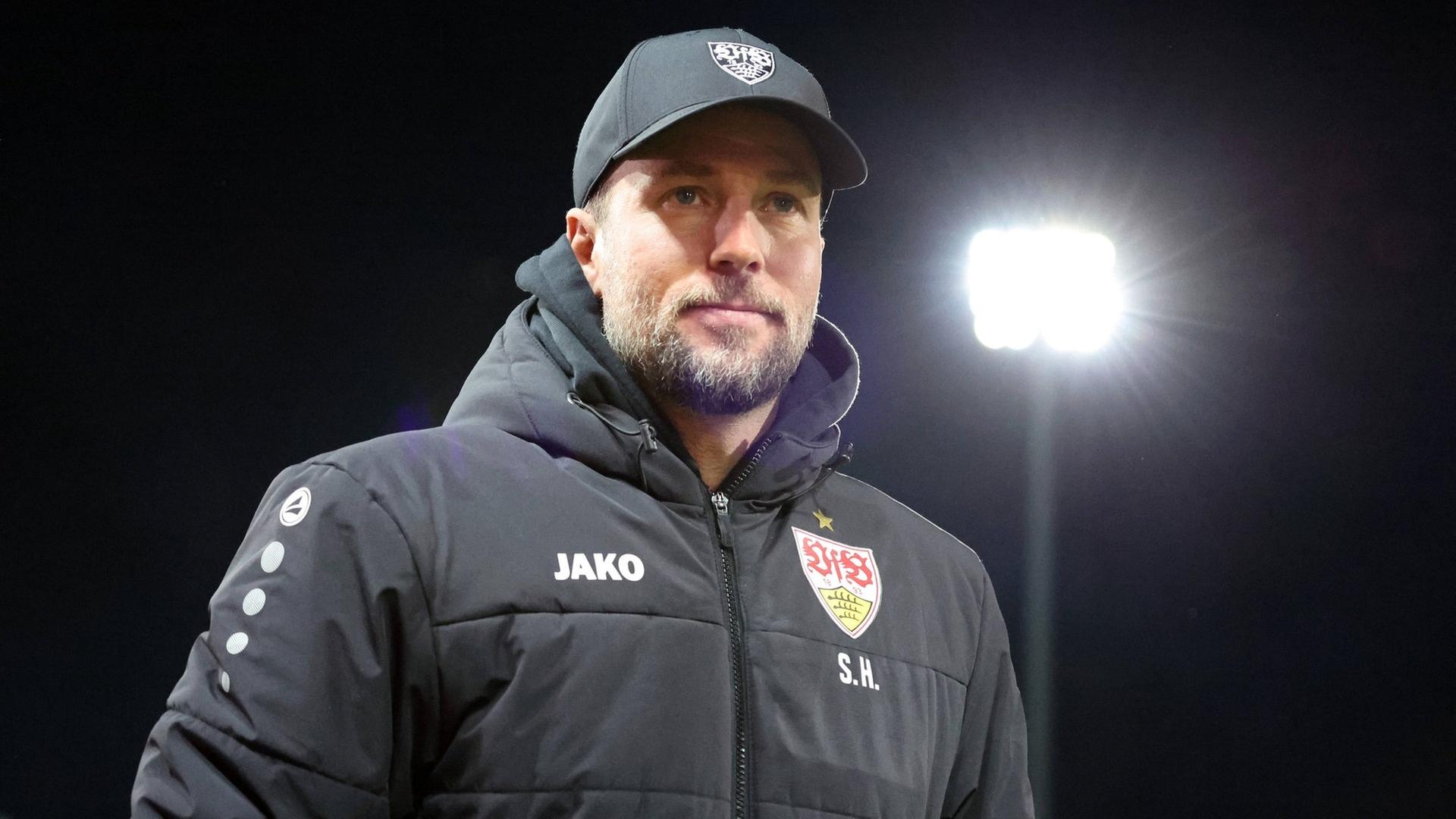 Sebastian Hoeneß with floodlights in the background