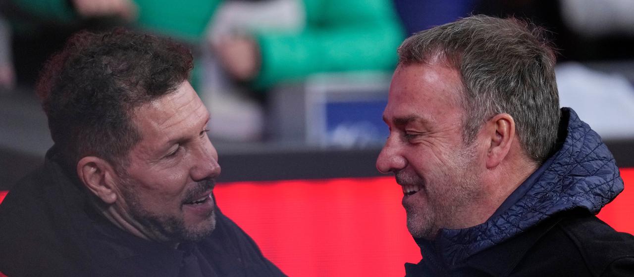 Atletico-Trainer Diego Simeone (l.) und Barcelonas Hansi Flick