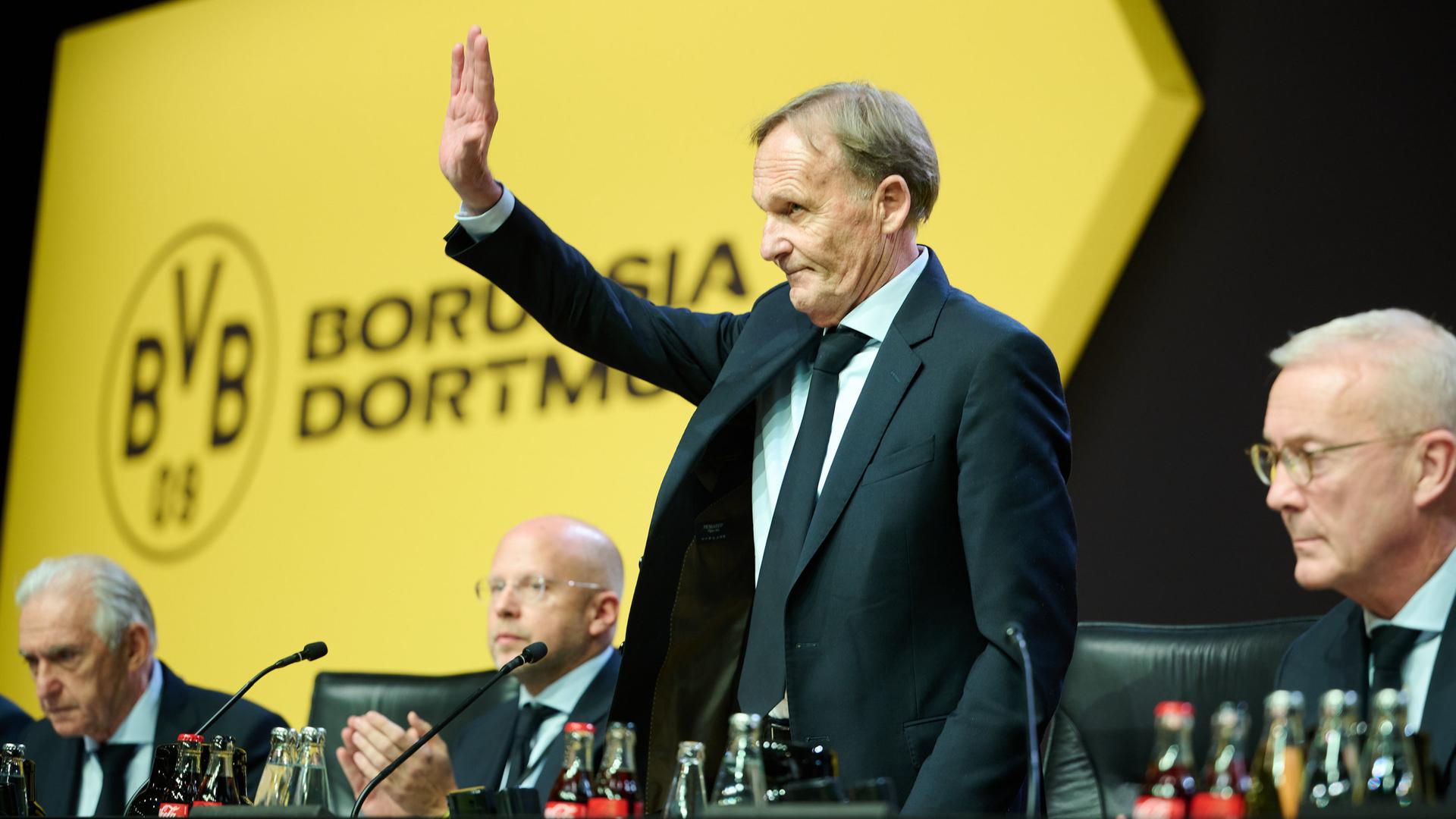  Hans-Joachim Watzke winkt nach seiner Wahl zum neuen BVB-PrÃ¤sidenten. | dpa/Bernd Thissen