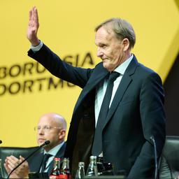  Hans-Joachim Watzke winkt nach seiner Wahl zum neuen BVB-Präsidenten.