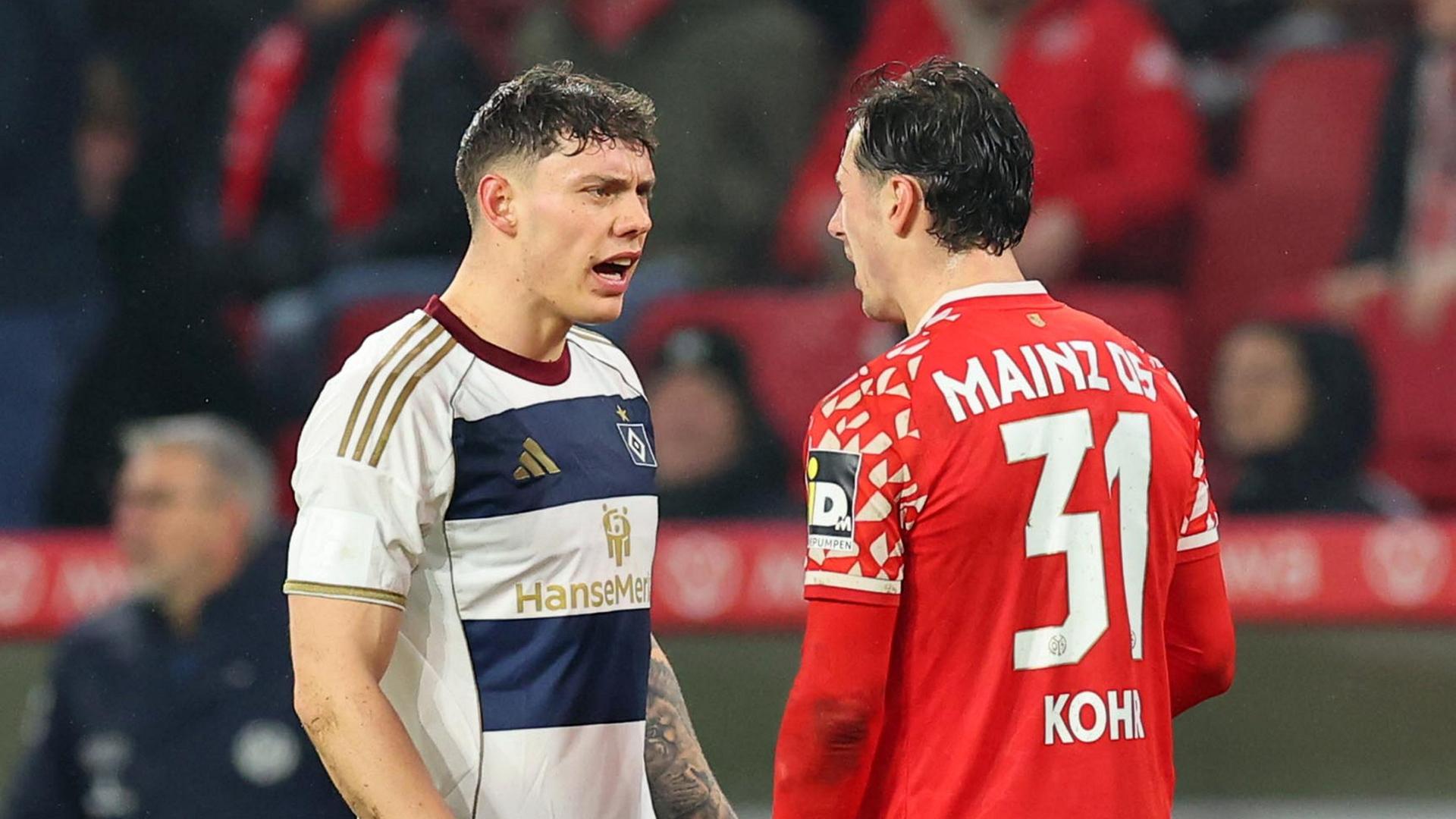 Hamburgs Nicolai Remberg (l.), im Duell mit dem Mainzer Dominik Kohr | WITTERS/JoergHalisch