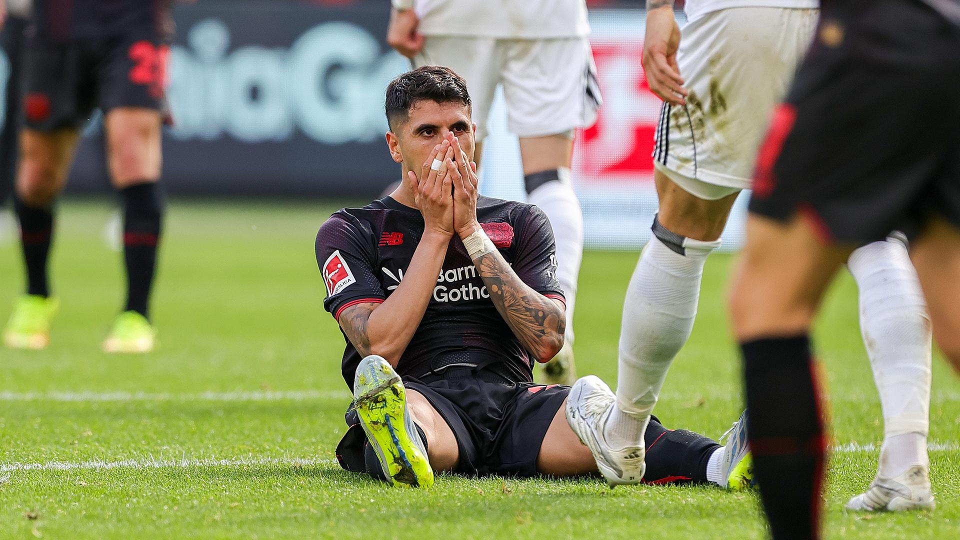 Exequiel Palacios am Boden im Spiel gegen den HSV | Jan Fromme /firo Sportphoto
