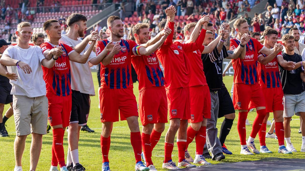 Heidenheimer Spieler jubeln vor ihren Fans | IMAGO, IMAGO / Eibner