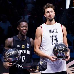 Deutschlands Dennis Schröder und Franz Wagner bei der Siegerehrung der besten 5 der EM