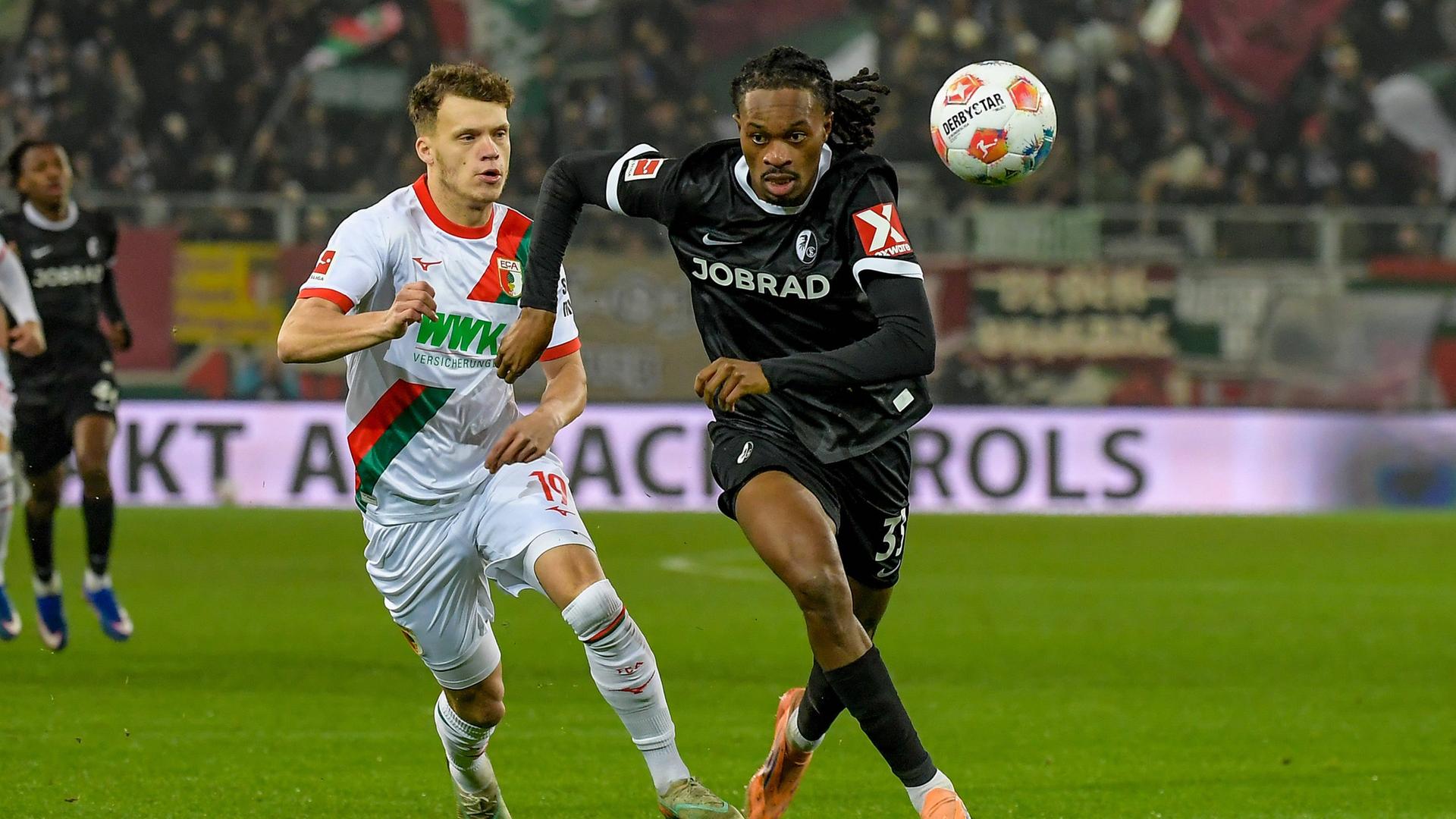 Robin Fellhauer (l.) im Zweikampf mit Jordy Makengo (r.) | IMAGO / Jan Huebner