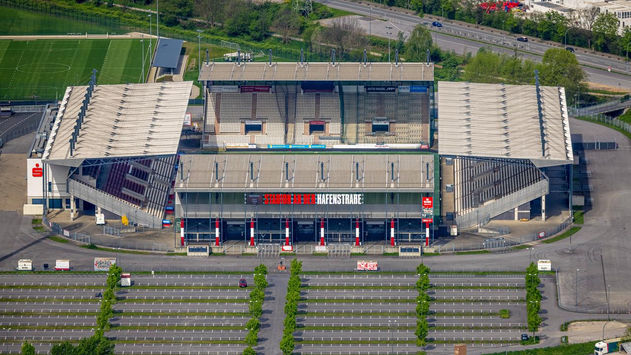 Fans von Rot-Weiss Essen betonieren Gästeblock zu