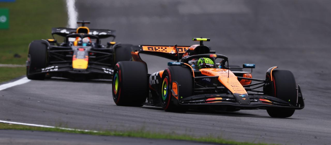 McLarens Lando Norris (r.) und Red Bulls Max Verstappen (hl)