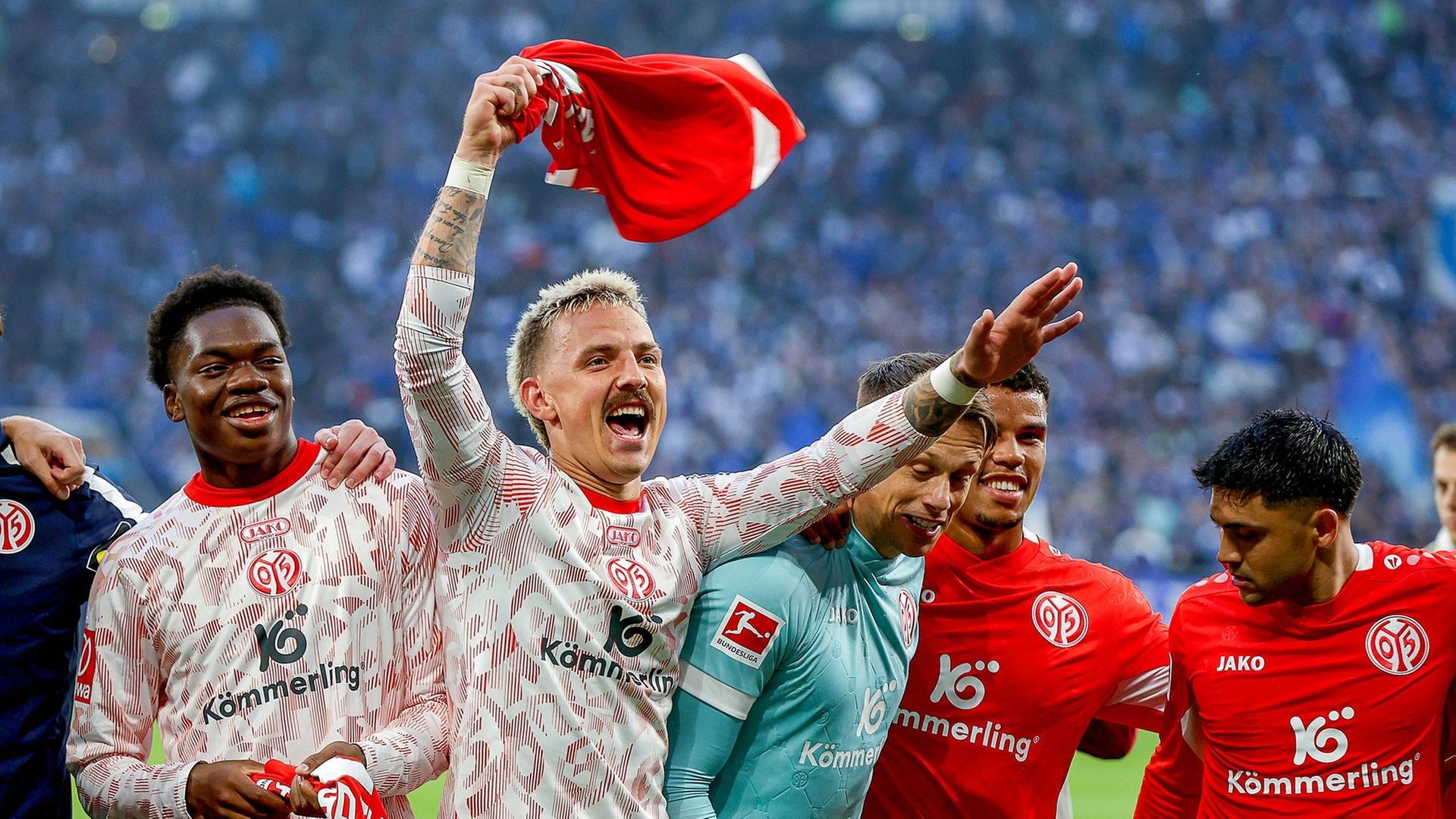 Phillip Tietz vom 1. FSV Mainz 05 bejubelt den Sieg gegen Schalke 04.  | IMAGO, IMAGO / Maximilian Koch