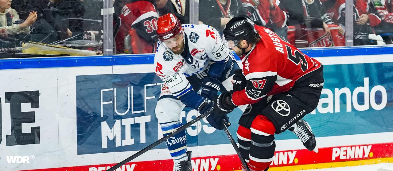 Brady Austin (rechts) von den Kölner Haien im Duell mit Thomas Larkin von den Schwenninger Wild Wings.
