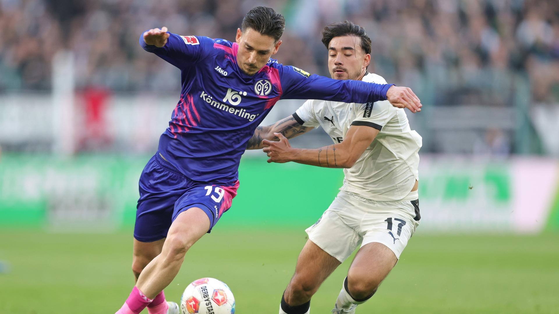 Mainzer Anthony Caci (l.) im Zweikampf mit Gladbachs Jens Castrop | JÃ¼rgen Fromme/firo Sportphoto