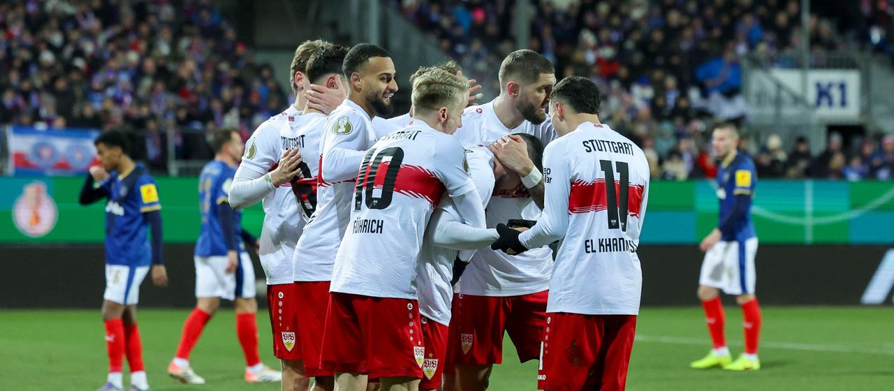 Die Stuttgarter feiern Deniz Undav nach seinem Tor im Spiel gegen Holstein Kiel