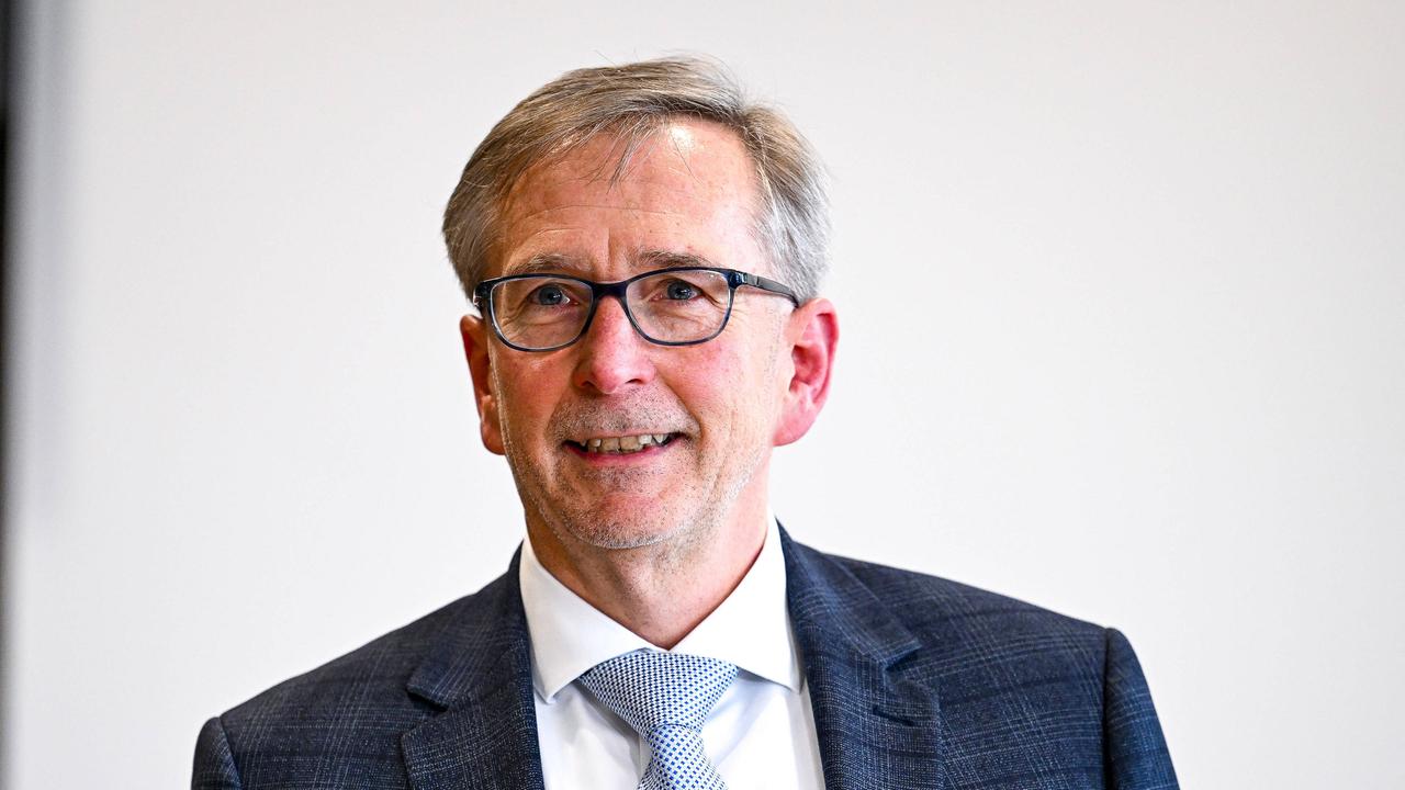 Oskar Riedmeyer, Vorsitzender des DFB-Bundesgericht, kommt in den Verhandlungssaal | IMAGO/Eibner-Pressefoto/Florian Wiegand