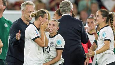 Bundestrainer Christian Wück, Klara Bühl, Elisa Senß und Sara Däbritz nach dem Sieg gegen Frankreich.