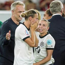 Bundestrainer Christian Wück, Klara Bühl, Elisa Senß und Sara Däbritz nach dem Sieg gegen Frankreich.
