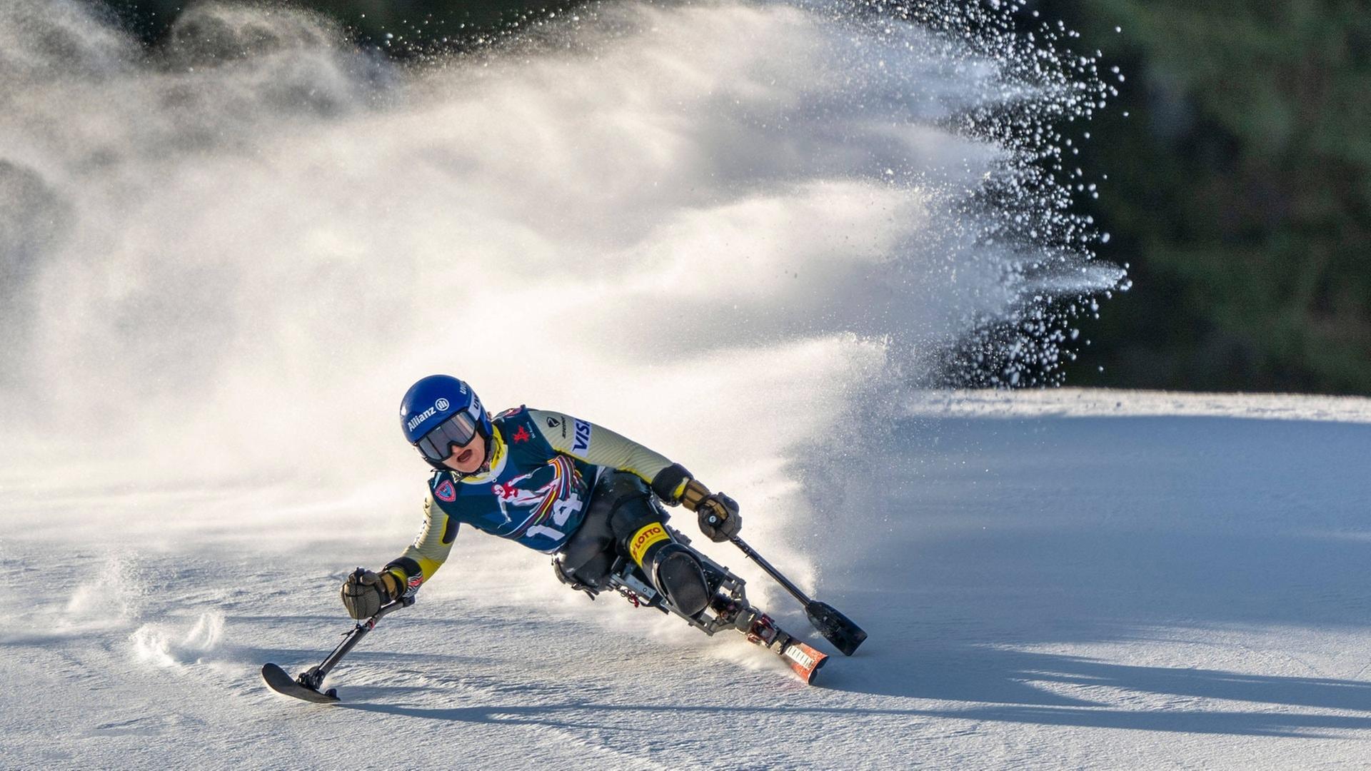  Anna-Lena Forster fÃ¤hrt mit ihrem Monoski die Piste herunter. | IMAGO, GEPA pictures
