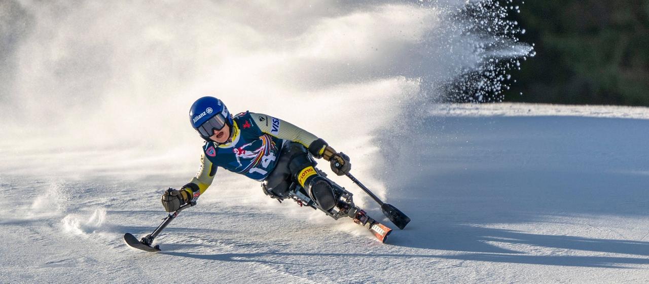  Anna-Lena Forster fährt mit ihrem Monoski die Piste herunter.