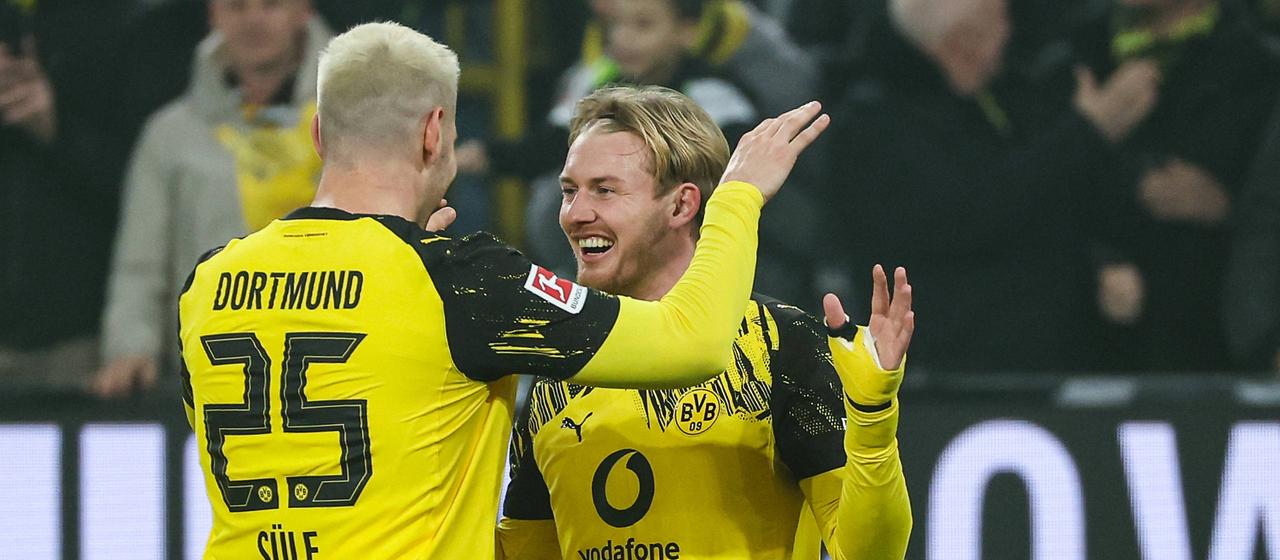 Dortmunds Torschütze Julian Brandt wird von Mitspieler Niklas Süle abgeklatscht