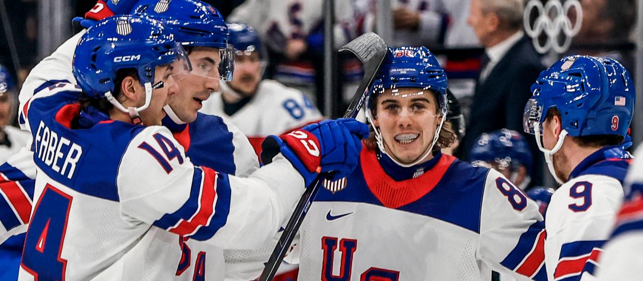 DIe US-Boys bejubeln das Tor von Jack Hughes