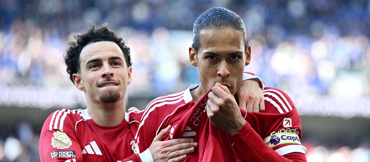 Virgil van Dijk feston golin e fitores ndaj Evertonit