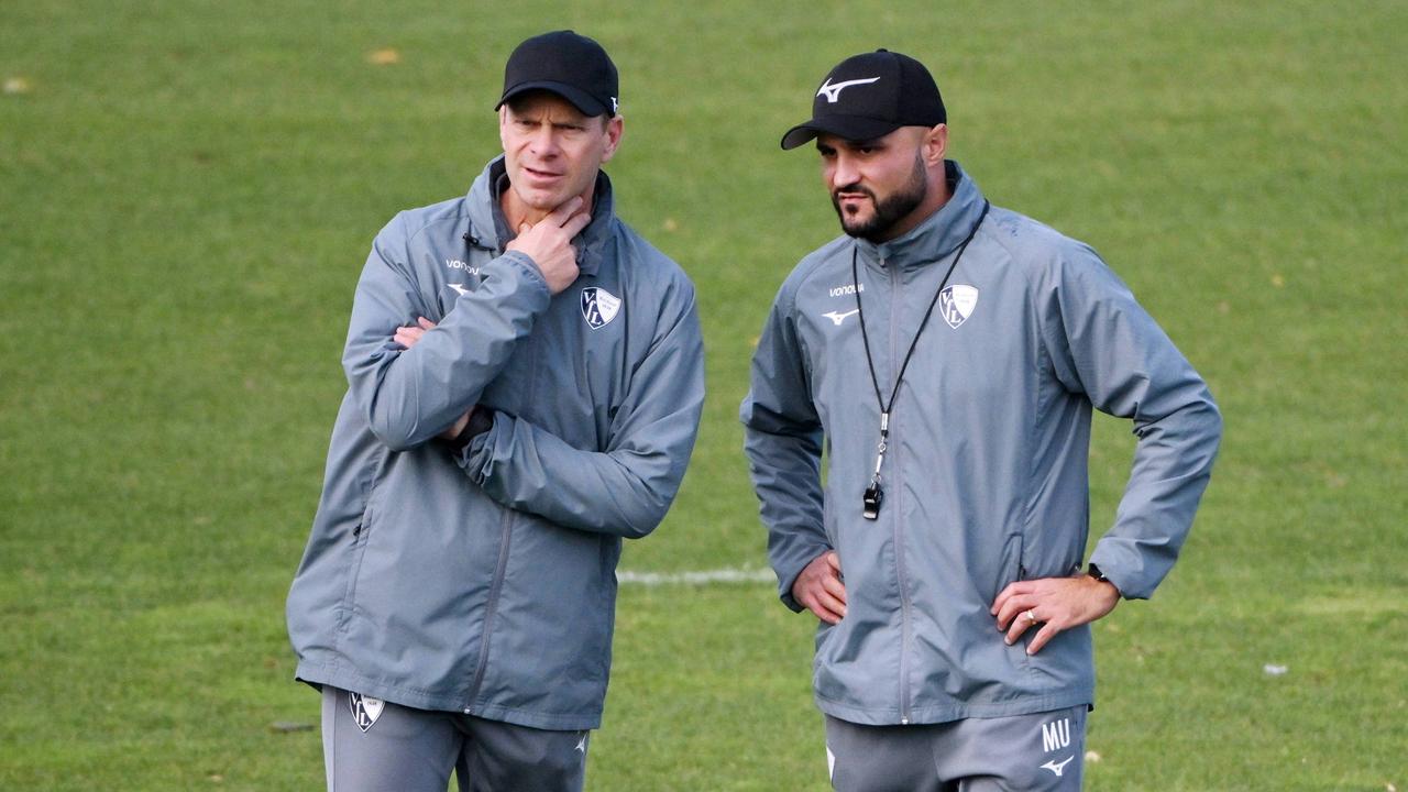 Interimstrainer Markus Feldhoff vom VfL Bochum steht zusammen mit Co-Trainer Murat Ural auf dem Trainingsplatz | IMAGO/Team 2