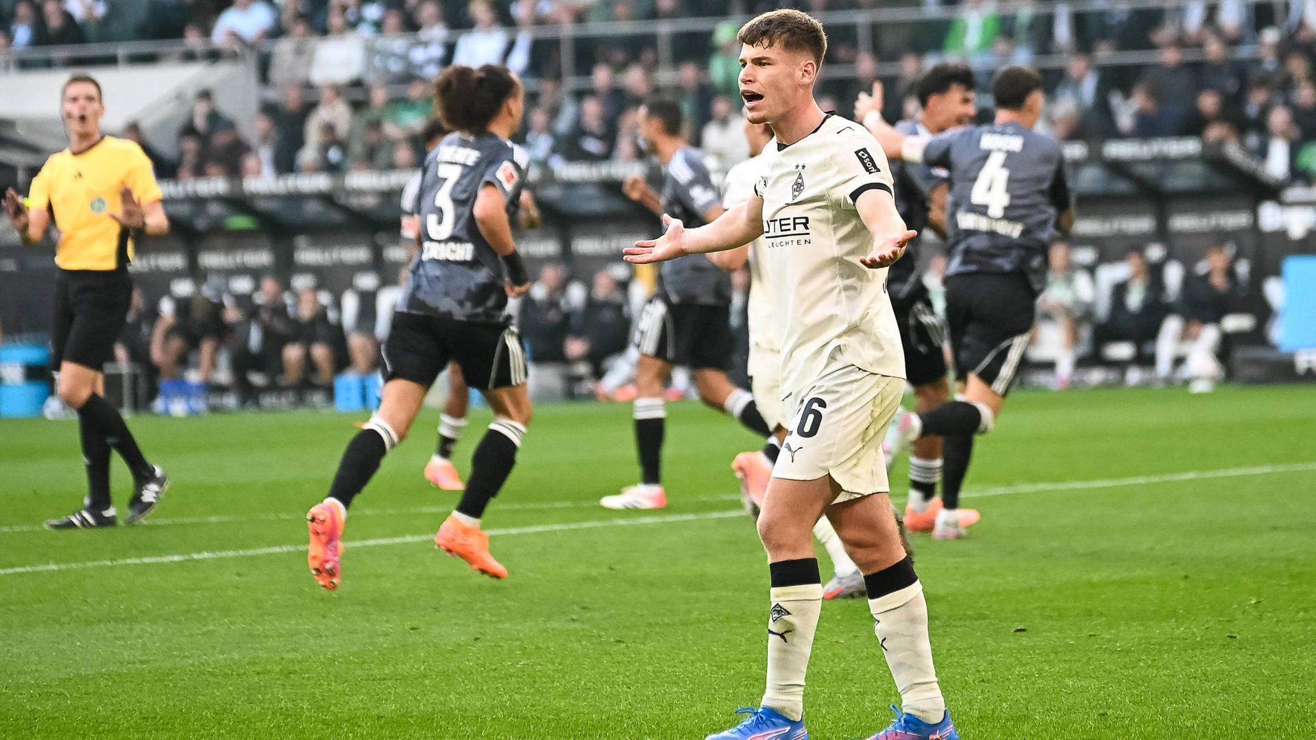 Nach dem Tor von Frankfurt beschwert sich Lukas Ullrich von Gladbach beim Linienrichter | IMAGO/Kirchner-Media