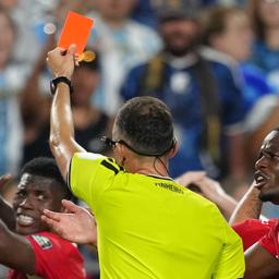 Schiedsrichter João Pinheiro zeigt Breel Embolo die rote Karte