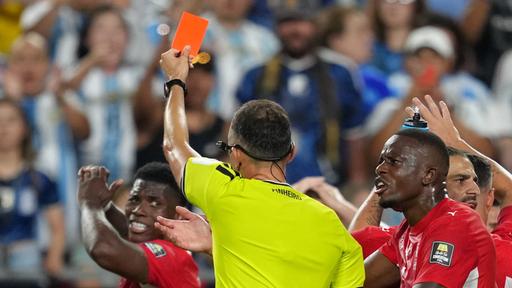 Schiedsrichter João Pinheiro zeigt Breel Embolo die rote Karte