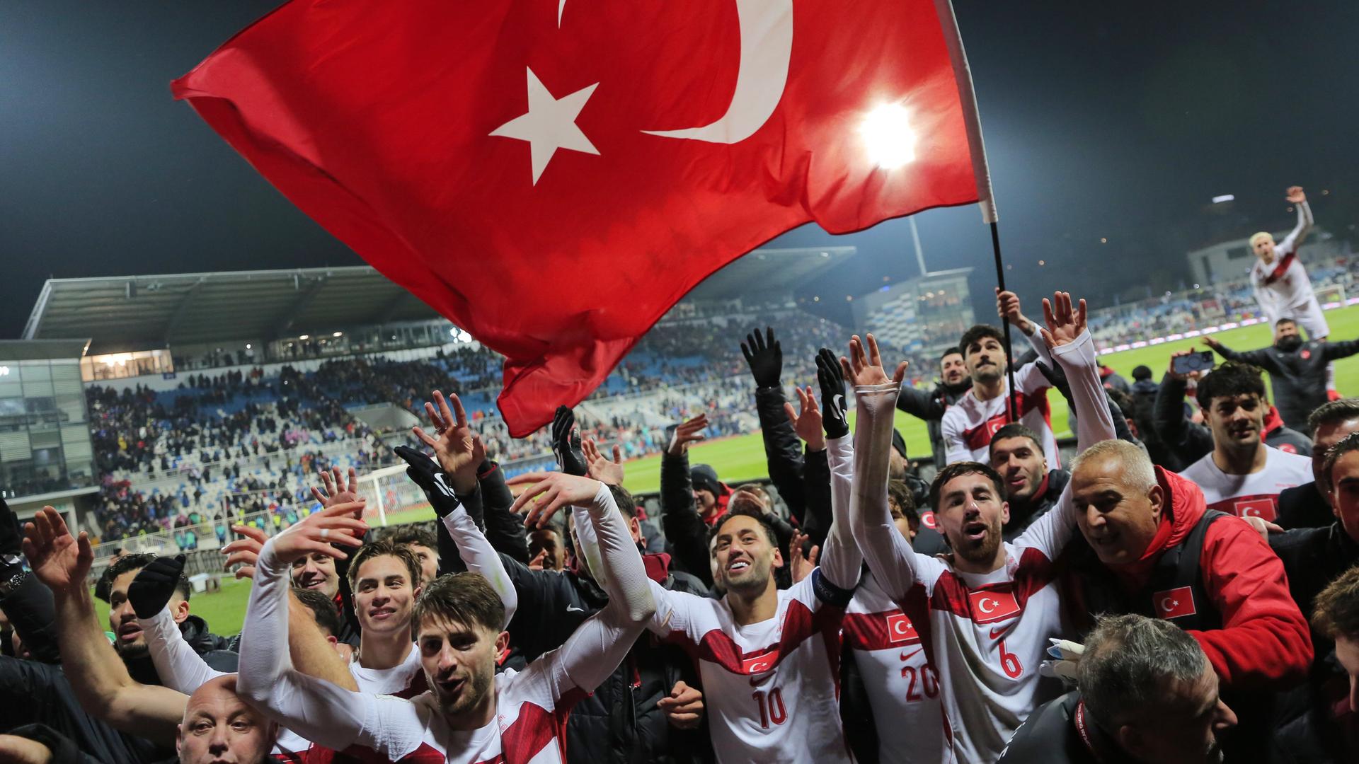 Die tÃ¼rkische Mannschaft bejubelt die WM-Teilnahme | AP