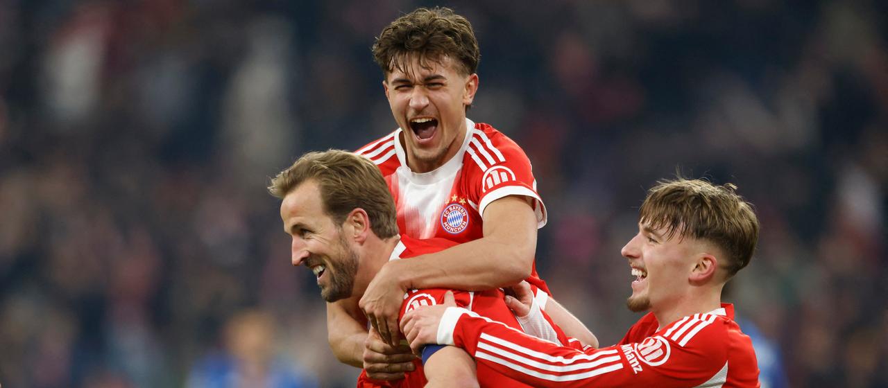 Bayerns Harry Kane bejubelt seinen Treffer mit Teamkollege Lennart Karl und Tom Bischhof
