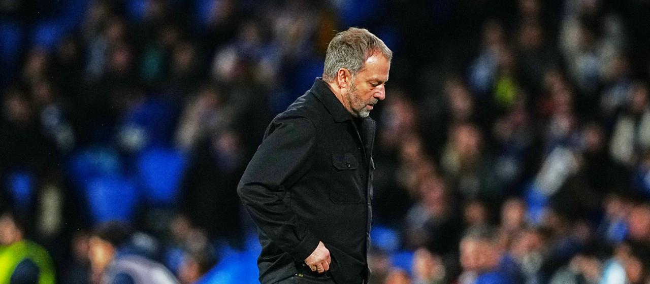 Hansi Flick geht enttäuscht zur Bank