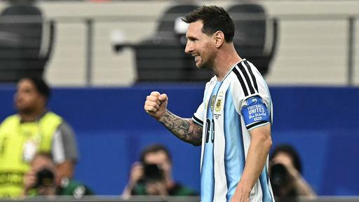 Lionel Messi bejubelt seinen Treffer ggeen Österreich
