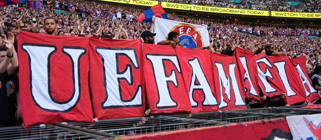Die Fans von Crystal Palace protestieren gegen die UEFA