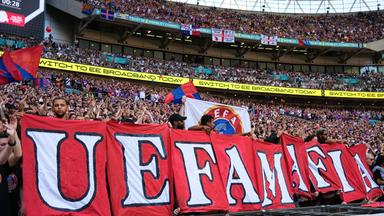 Die Fans von Crystal Palace protestieren gegen die UEFA