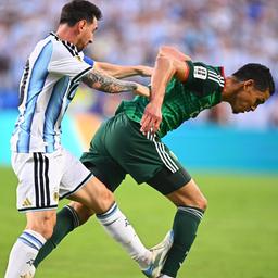 Lionel Messi mit einem rüden Foul gegen Aissa Mandi