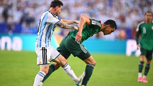 Lionel Messi mit einem rüden Foul gegen Aissa Mandi