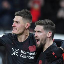 Leverkusens Patrick Schick bejubelt seinen Treffer mit Teamkollege Robert Andrich