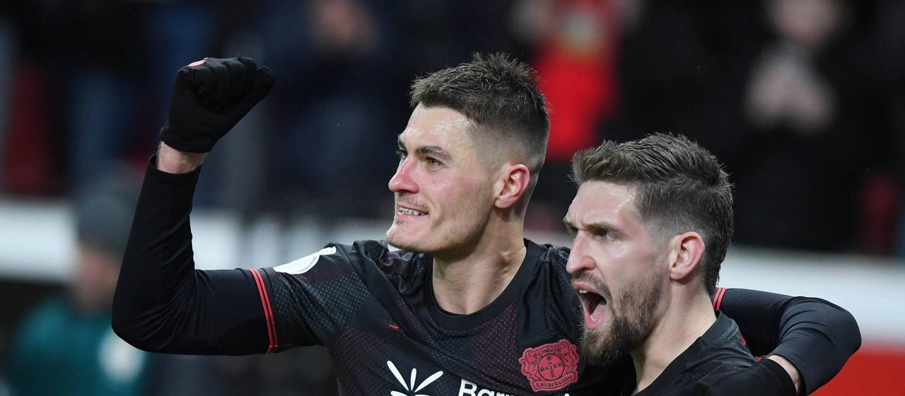 Leverkusens Patrick Schick bejubelt seinen Treffer mit Teamkollege Robert Andrich