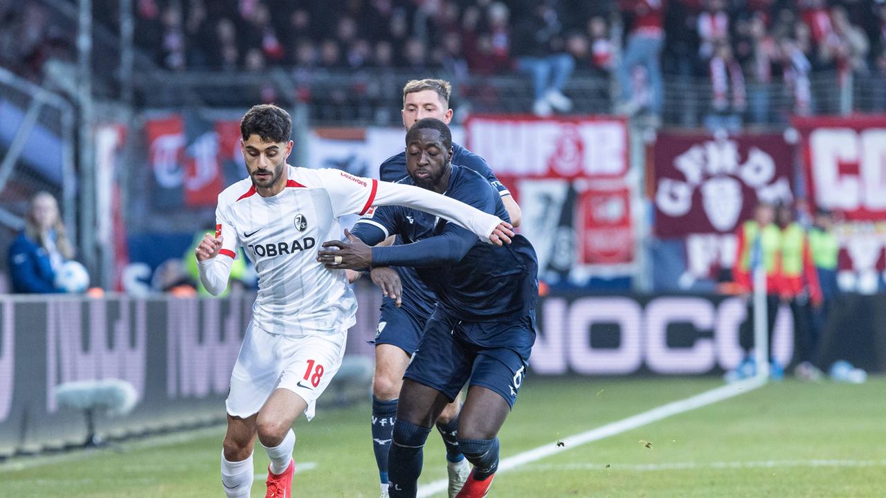 Bochums Ibrahima Sissoko im zweikampf mit Eren Dinkci vom SC Freiburg | imago