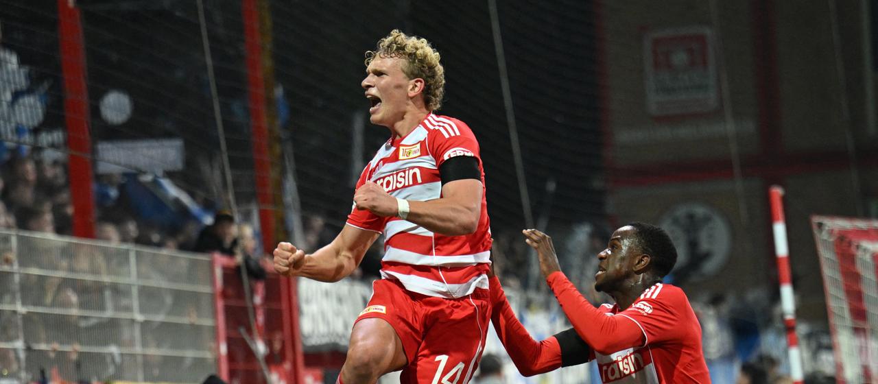Union Berlins Leopold Querfeld bejubelt gemeinsam mit Teamkollege Ilias Ansah seinen Treffer