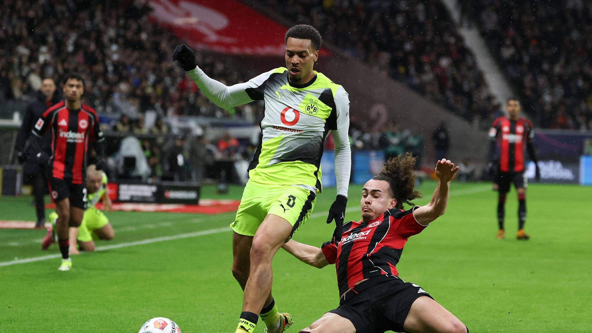 Eingeflogener Eintrachtler: Arthur Theate (rechts) grätscht gegen Dortmunds Felix Nmecha. | imago images